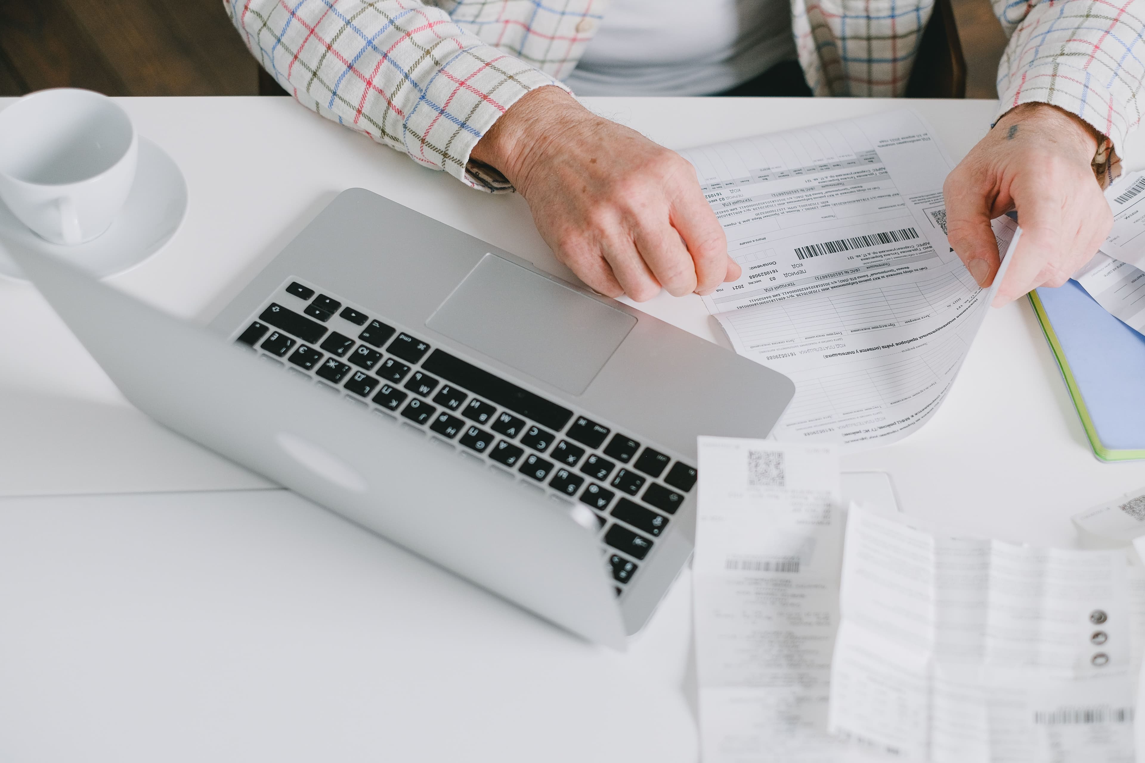 Artisan consultant un comparatif de prix de logiciels de facturation électronique sur ordinateur