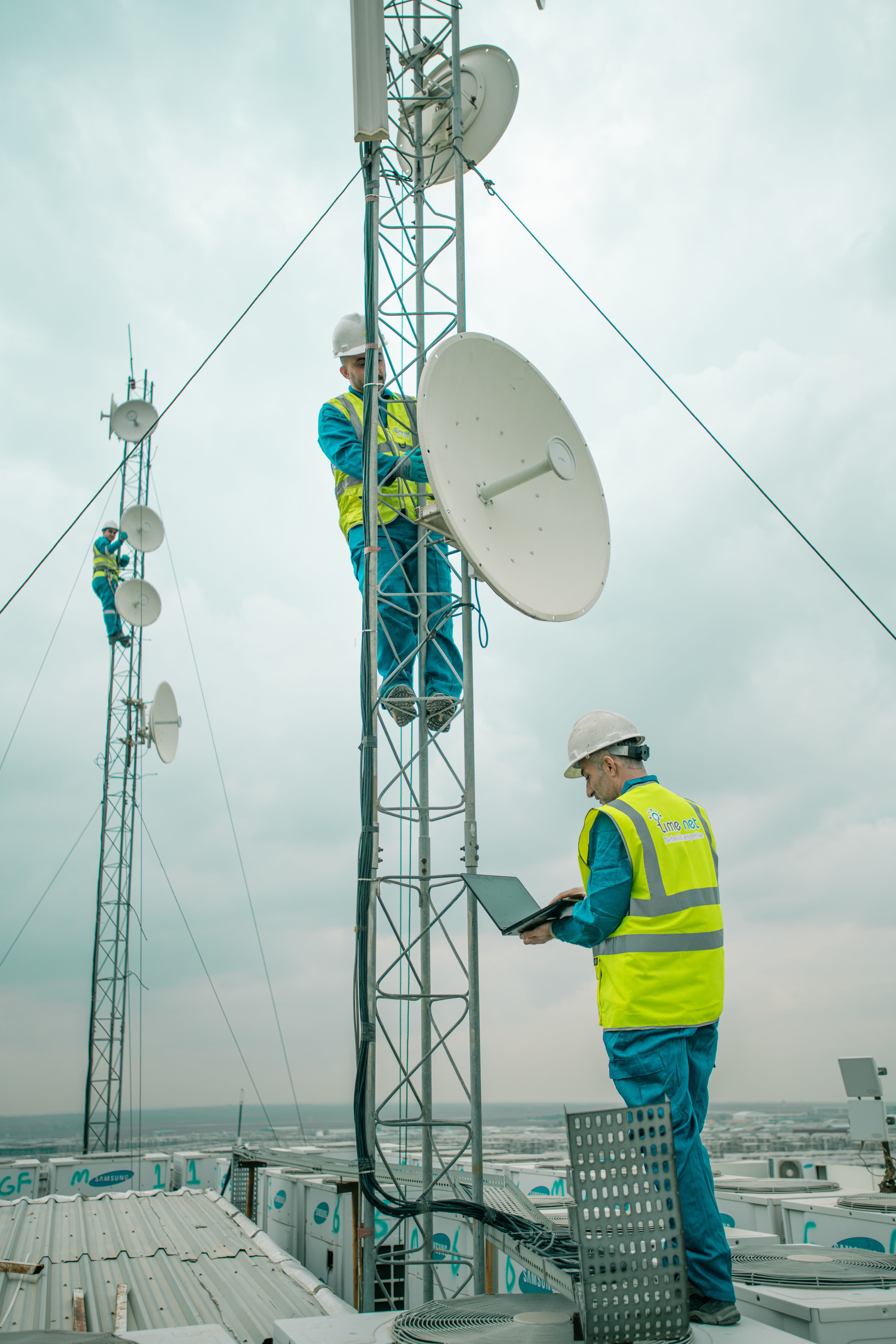 Techniciens sur un pylône de télécommunication